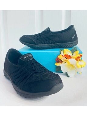 #92 SKETCHERS ~ Women's Black Slip-On Sneakers w/Memory Foam Insert size 7.5